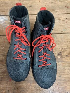 Camper - GROUND - Primaloft-Michelin - High-Top Boots in Charcoal with Red Laces